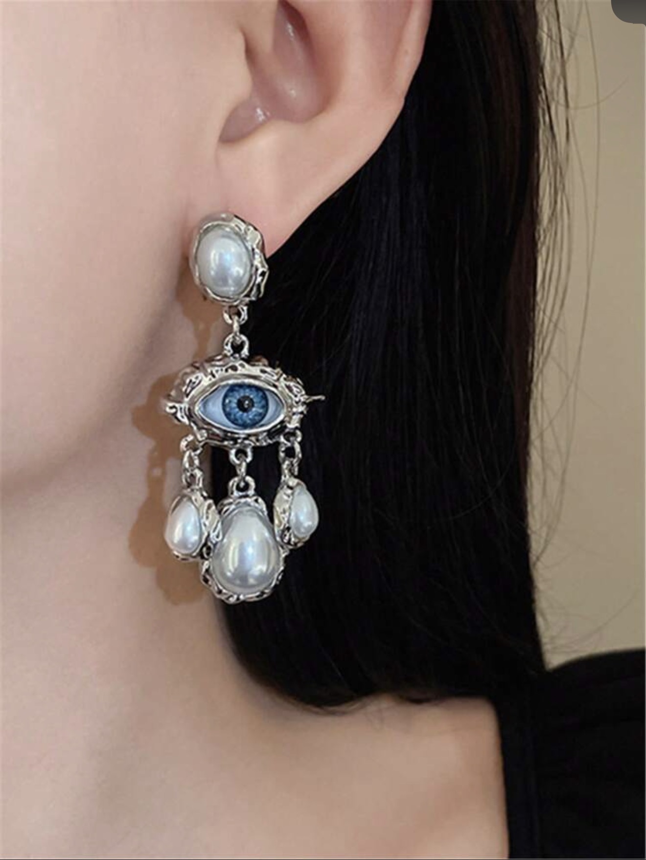 An Elegant eye earrings 