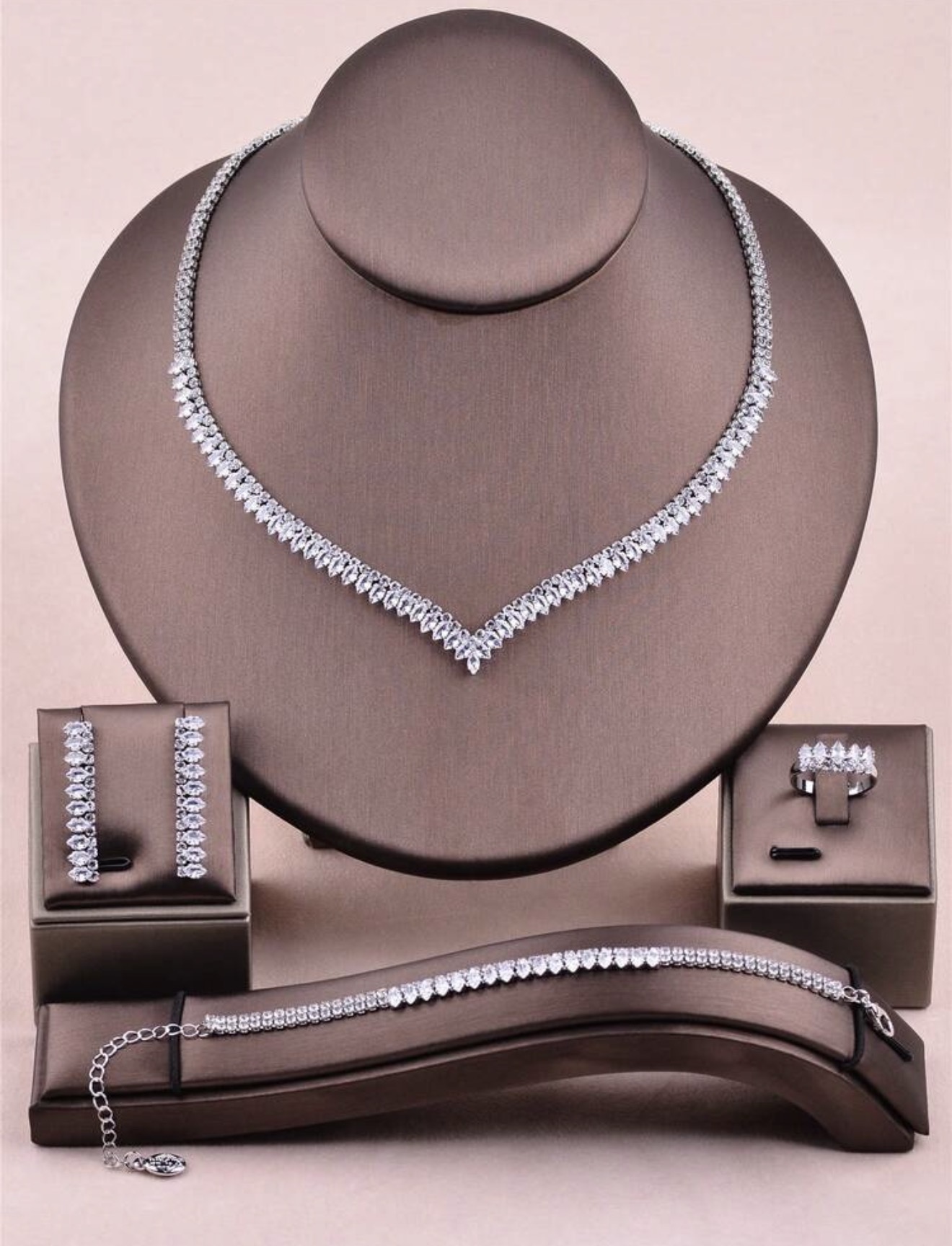  set of neckpiece 